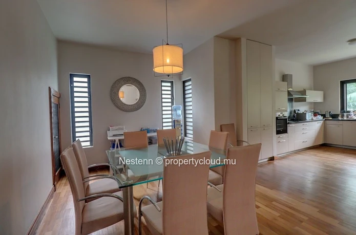 Spacious and bright duplex in a secure residence with river views