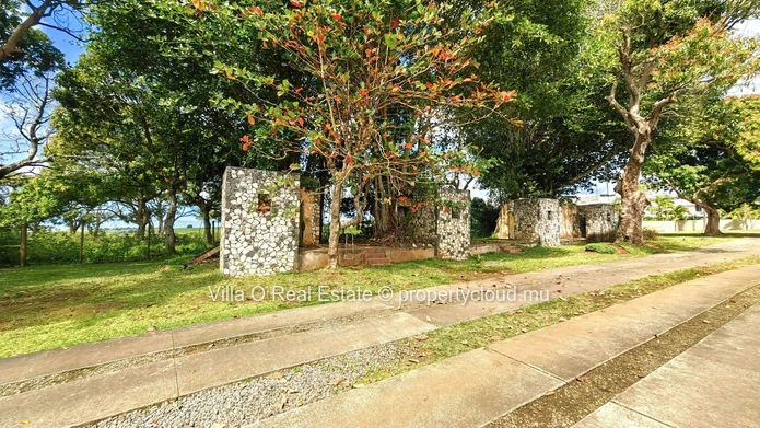 Dans une charmante résidence sécurisée, construite autour de ruines et de banians, maison meublée de 3 chambres et un... (Mandat exclusif)