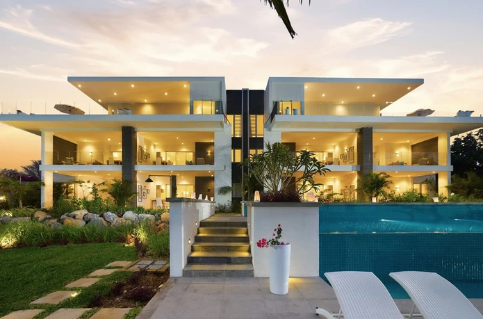 Magnifique appartement pieds dans l'eau, vue féérique sur le lagon de Cap Malheureux et les îles. 3 chambres. Piscine.