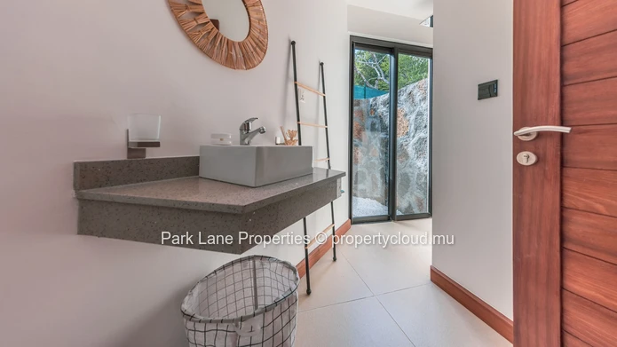 Charmante maison familiale au pied de la montagne avec un jardin tropical luxuriant et des vues spectaculaires