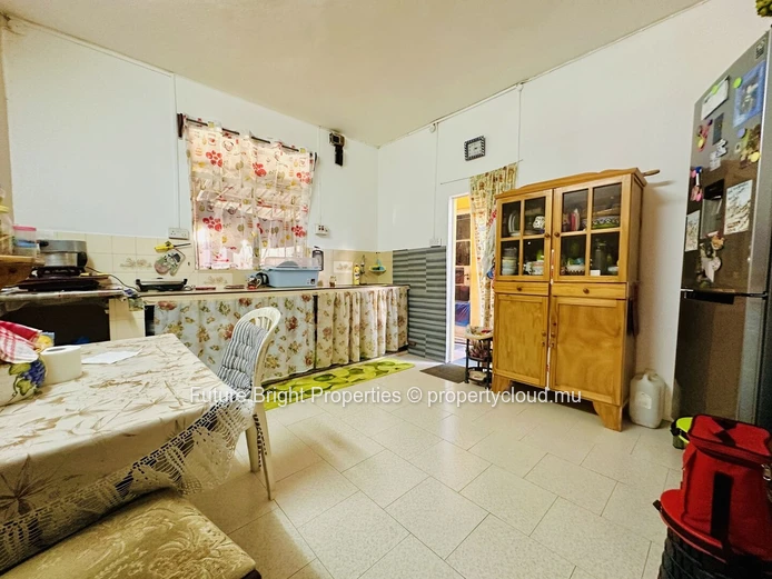 Opportunité à Saisir : Maison Traditionnelle à Rénover à Roches Brunes