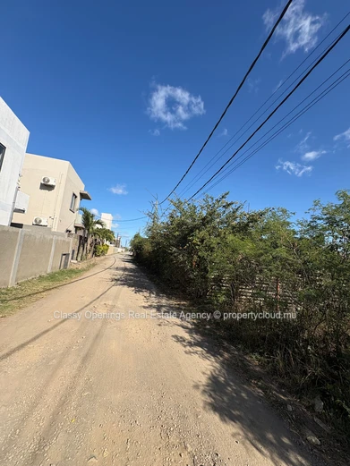 Terrain 850 m² à Grand Baie — proche bus, écoles et commerces
