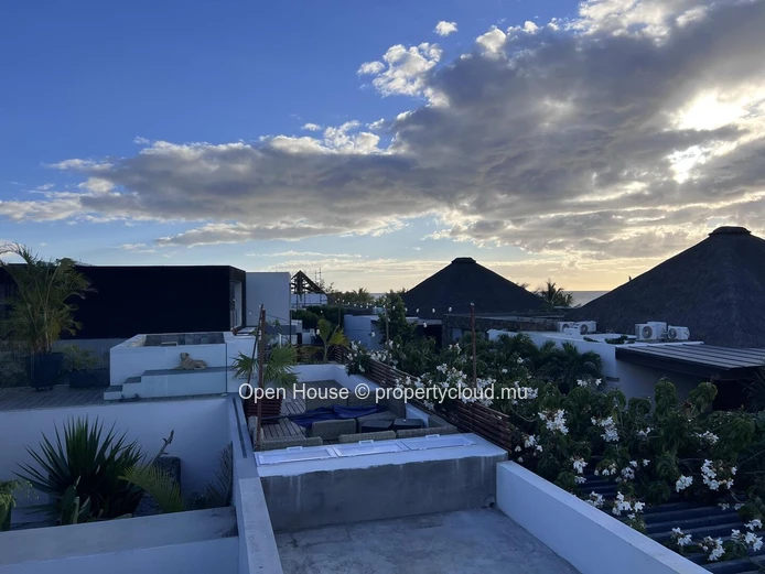 Townhouse PDS à vendre à Rivière Noire, Tamarin, 250m², terrain 500m², 4 chambres, piscine privée, vue mer, Rs 50M.