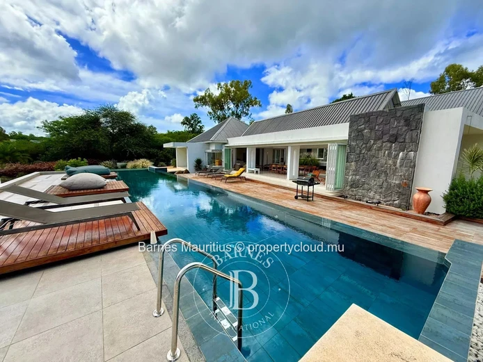 RIVIÈRE NOIRE – Architect-designed villa with mountain view – 3 bedrooms
