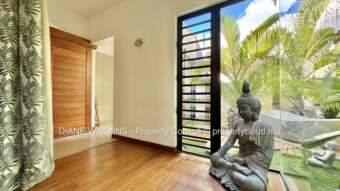 À Vendre - Spacieuse Villa d'Inspiration Balinaise à Rivière Noire