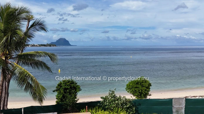 Penthouse exclusif avec piscine et vue sur mer, à vendre sur la côte ouest de l'île Maurice.