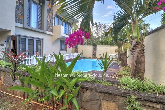 Maison de 4 chambres magnifiquement entretenue avec piscine 