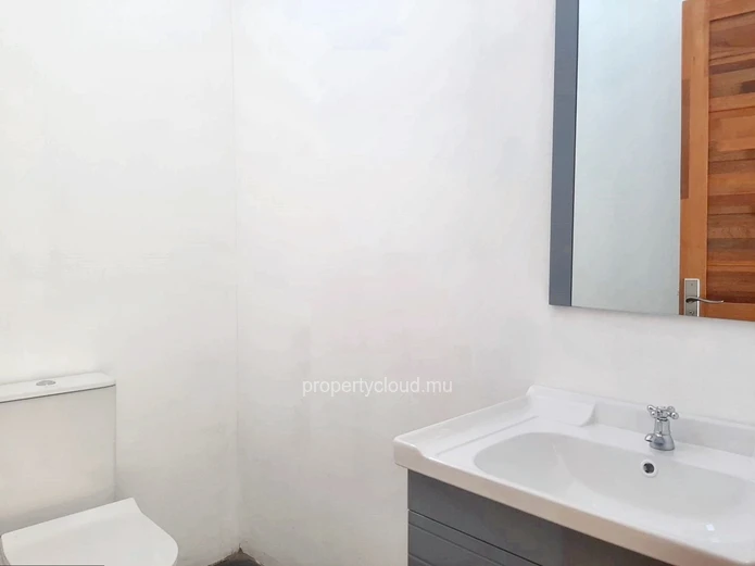 Beau Bassin for rent, plateau of 288m², very well located and ideal for a call center, a showroom or offices.
