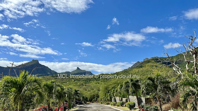 Residential land of 1,712.78m2 in Pailles
