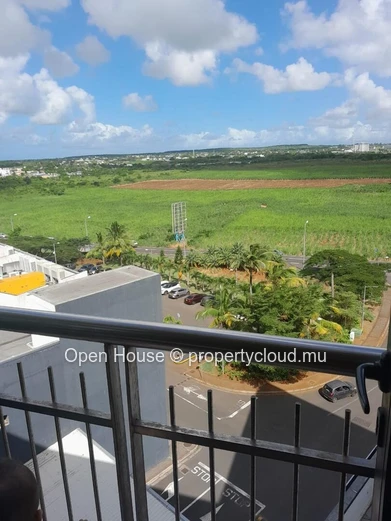 Appartement RES à vendre à Grand Baie, 120m², 2 chambres, piscine commune, accessible aux étrangers, proche des comme...