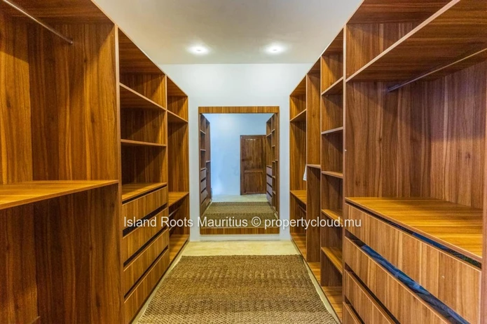 Prestigious villa for rent, ideally located in Péreybère