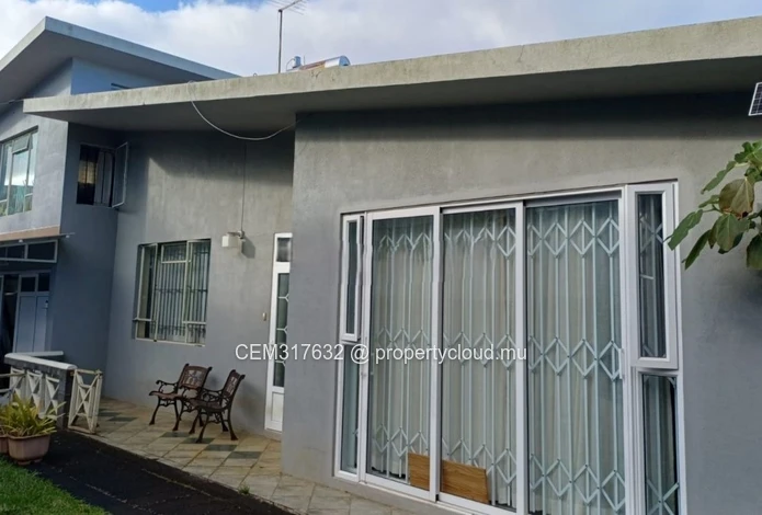 Maison Familiale avec Mezzanine à Vendre – Quatre Bornes Centre 