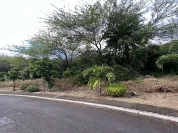 Prime location : Residential plot in the heart of a private estate between Bagatelle and the capital