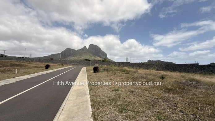 PIERREFONDS - Residential plot 666m2