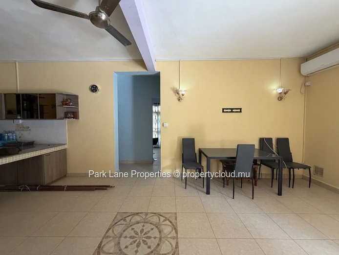 Fort potentiel pour ce bâtiment de 8 appartements au centre de Flic en Flac