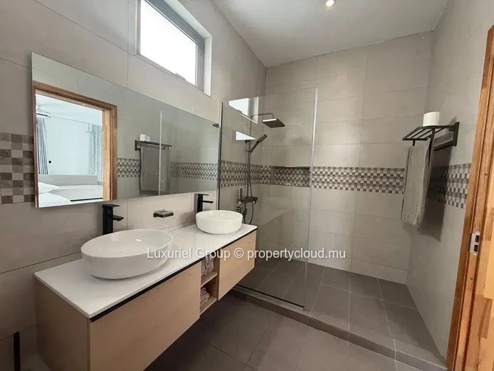 Elegant 4-Bedroom Ensuite Villa with Pool & Rooftop
