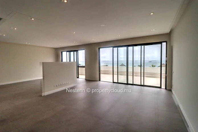 4-bedroom penthouse with sea and mountain views