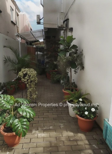 Appartement à vendre à Rivière Noire, 97m², 2 chambres, 2 salles de bain, jardin, parking, proximité commerces, école...
