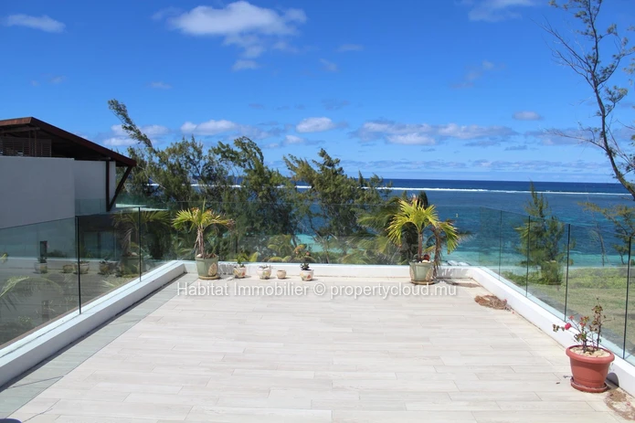 A louer - Magnifique penthouse pieds dans l'eau meublé et équipé de 150 m² situé à Belle Mare 