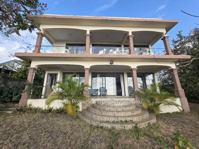 Magnifique appartement de style rustique situé au rez-de-chaussée, à louer à Pointe aux Piments