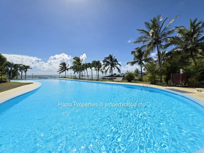 Beachfront house for sale in a secure residence in Calodyne