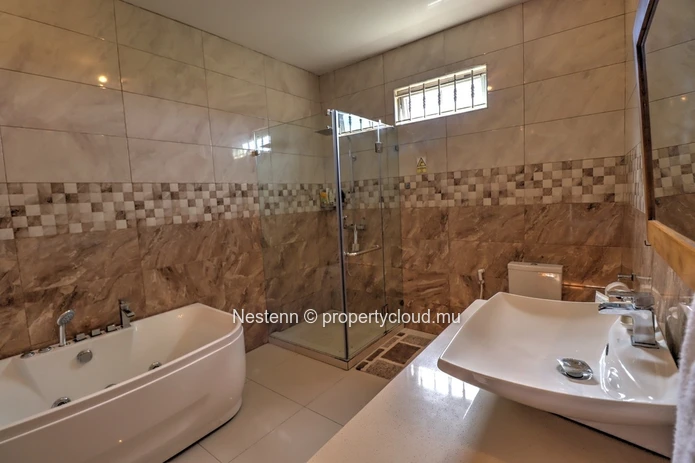 Charmante maison de ville de 3 chambres avec piscine privée et équipements modernes