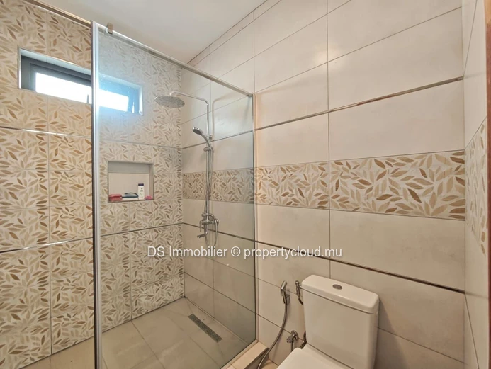 Villa Spacieuse De 5 Chambres + Bureau En Location À Grand Baie - Nord (Mandat exclusif)