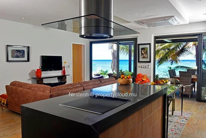 Appartement moderne de 3 chambres sur la mer meublé et décoré avec gout
