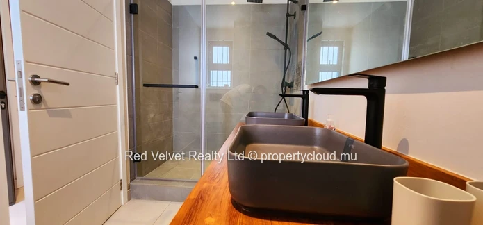 Beachfront Apartment for Rent in Poste Lafayette | 3 Bedrooms | Sea View
