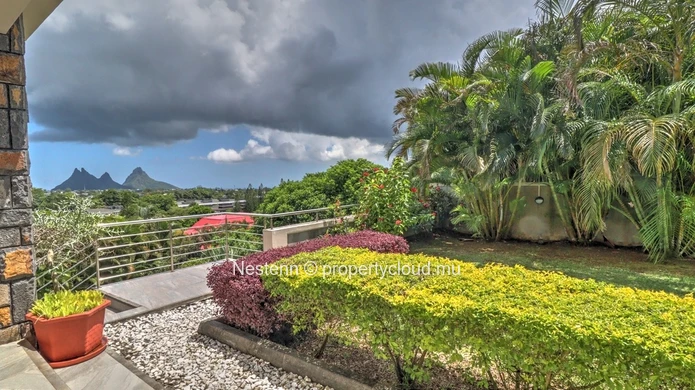 Modern single-storey villa with 6 bedrooms close to amenities.