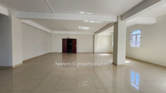 Espace de bureaux lumineux non meublé de 126,54 m² à Port Louis, avec balcon, ascenseur privé et fibre optique, à pro...