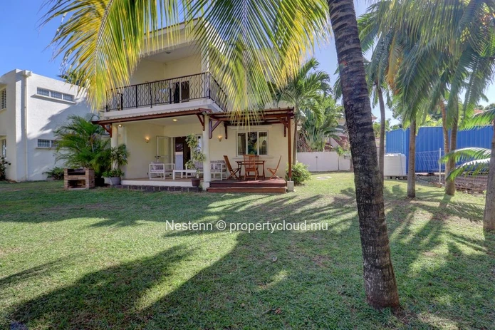 Stunning 3-bedroom duplex with sea access 
