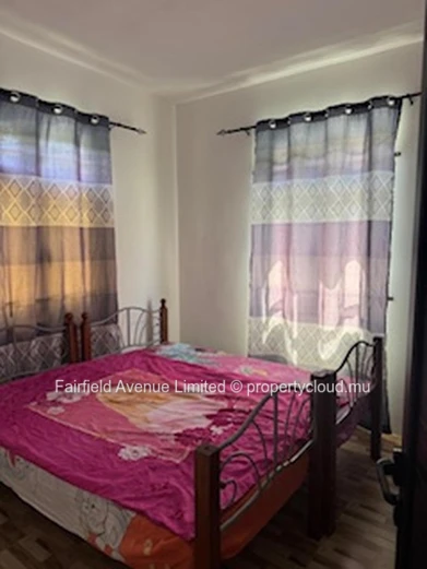Appartement meublé à louer à Calodyne, 2 chambres, parking, jardin, proche écoles et commerces. Prix Rs 22 500.