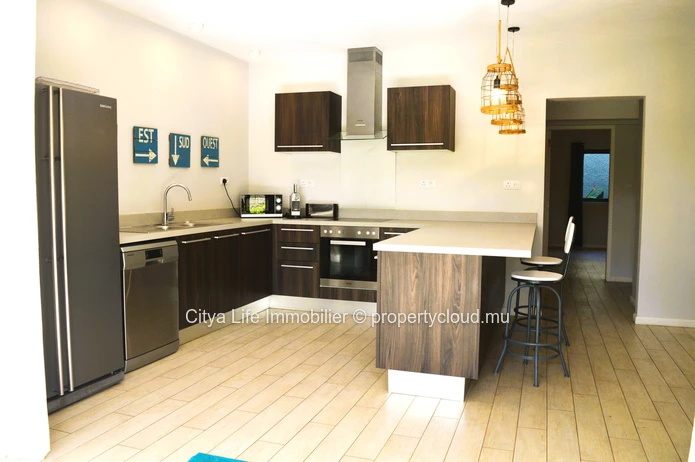 Appartement moderne et bien conçu entièrement meublé à vendre dans une résidence sécurisée.