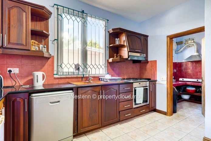 Propriété pieds dans l'eau sur un terrain de 1 224 m² avec une vue imprenable sur le lagon 