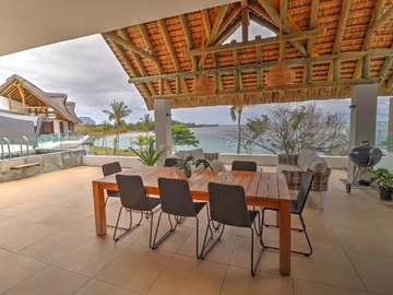 4-bed beachfront penthouse with mountains and sea view. 