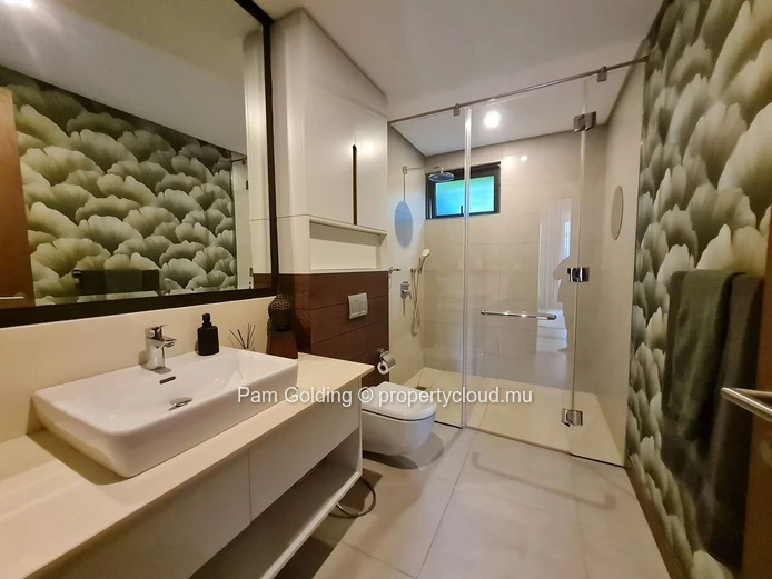 Appartement de 2 chambres en rez-de-jardin à vendre à Pointe aux Canonniers, Île Maurice | Jardin, piscine et plage à... (Mandat exclusif)