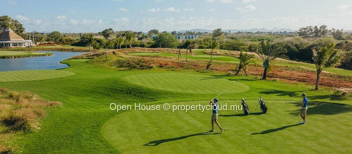 Luxurious penthouse for sale in Roches Noires. 238m², 4 bedrooms, office, private pool. Sea view, Golf course, beach ...