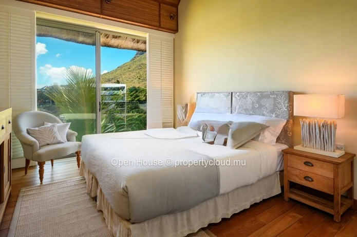 Waterfront villa for sale in the unique Marina of the island, 395m², pool, 12m boat mooring, 5 bedrooms.