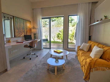 3-bedroom villa with private pool, jacuzzi, sea access, and close to golf