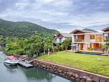 Luxueuse villa pied dans l'eau avec bateau privé à louer à Rivière Noire, Île Maurice