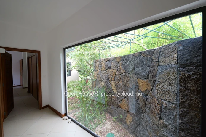 Villa à vendre à Rivière Noire, 320m² habitables, terrain de 1.470m², 5 chambres, bureau, piscine privée. Prix : 900 ...