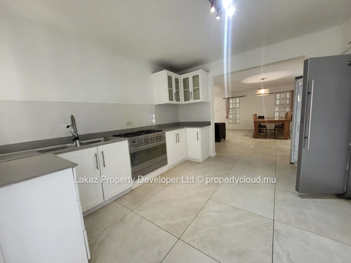 Spacious 5-Bedroom Villa with Swimming Pool – Pereybère