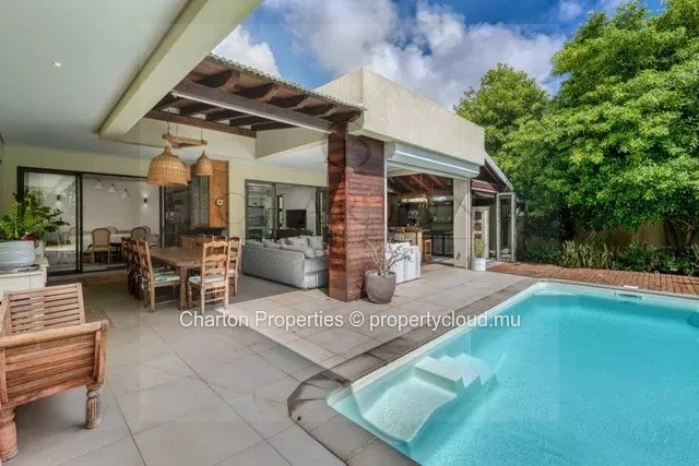 Villa contemporaine de 4 chambres avec piscine privée et double garage à Mont Mascal