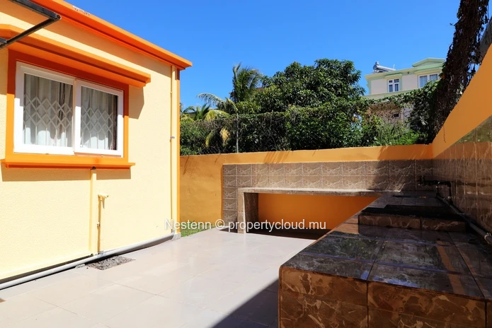 2-bedroom house with spacious garden and outdoor kitchen