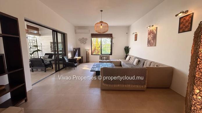Maison principale spacieuse et élégante de 4 chambres meublée + maison d'amis de 2 chambres avec piscine privée à Per...