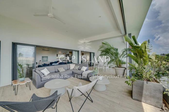 Exceptional penthouse with sea view in secure residence