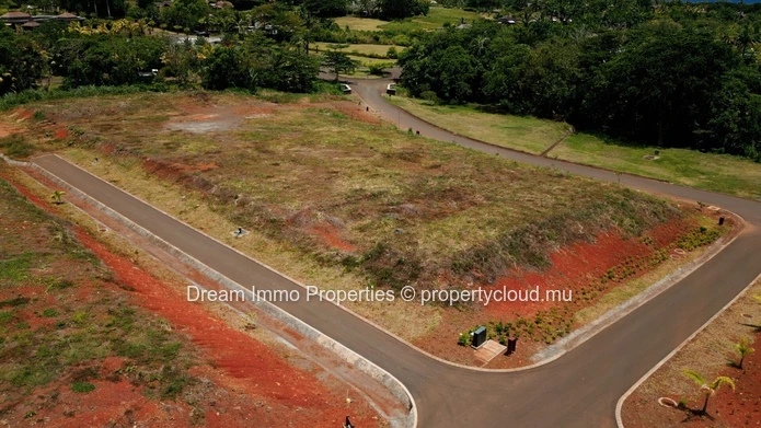 Beau et grand terrain de 1 575 m² dans le prestigieux domaine golfique Heritage Villas Valriche à Bel Ombre – Ile Mau...