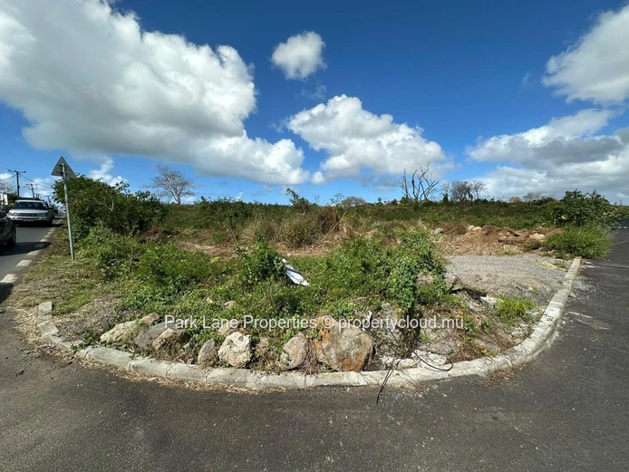 Terrain Freehold à vendre à Grand Baie – Résidentiel & Commercial