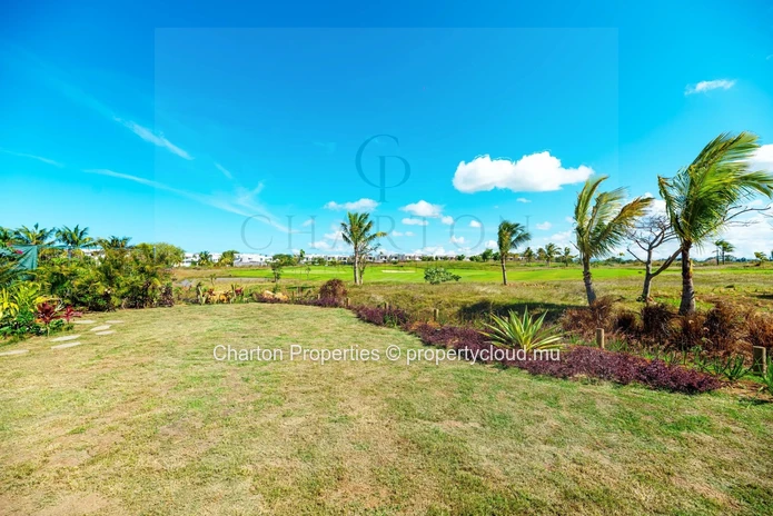 Exceptional 4-bedroom villa facing the golf course with private pool